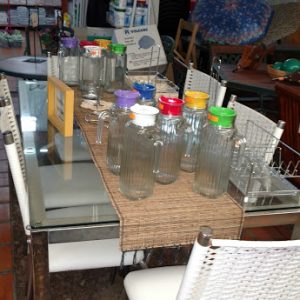 Mesa de vidrio cuadrada con 5 sillas