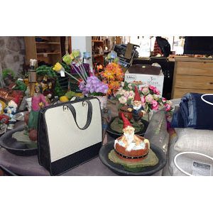Figuras y flores artificiales