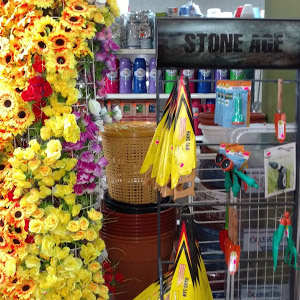 Flores artificiales y herramientas de jardin