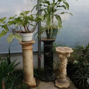 Estatuas y masetas